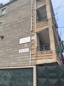 een gebouw met een uithangbord aan de zijkant bij Lakesong Haven BNB, Naivasha, Kenya in Naivasha +7 foto's