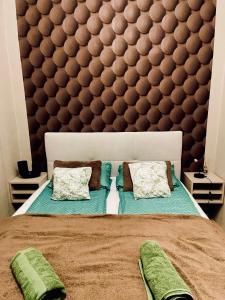 Ένα ή περισσότερα κρεβάτια σε δωμάτιο στο Brookforest Belvárosi 3 Apartman