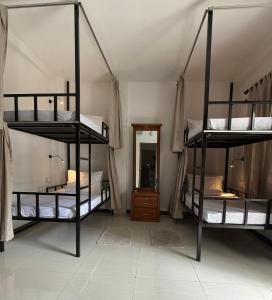 een kamer met 3 stapelbedden in een kamer bij Eolie Weligama in Weligama