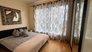 une chambre avec un lit et une fenêtre avec des rideaux dans l'établissement Luxury Nightlights NELLI Apartment, à Tallinn