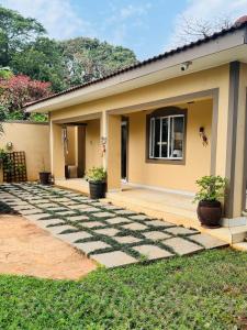 ダーバンにある6A on Redwood Guest House in Durban Northの石路付家