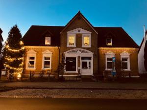 a house with a christmas tree in front of it at Ferienwohnung 23 Zur alten Ladeneinheit in Krauschwitz