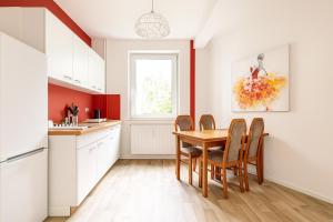Η κουζίνα ή μικρή κουζίνα στο Private Room in 2 rooms flat, 15mins direct U-Bahn to Hbf +2 φωτογραφίες