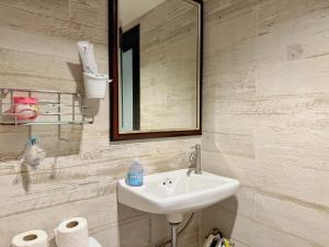 Et badeværelse på Central 1BR 50sqm Walk to BTS & Night Market + 20 billeder