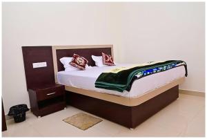 Ένα ή περισσότερα κρεβάτια σε δωμάτιο στο VNX - HOTEL Nath # PALACE Near Kashi Vishwanath Temple - Free Public Parking and Wifi Facilities - Air Conditioning Room +10 φωτογραφίες