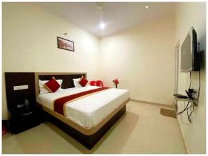 Μια τηλεόραση ή/και κέντρο ψυχαγωγίας στο VNX - HOTEL Nath # PALACE Near Kashi Vishwanath Temple - Free Public Parking and Wifi Facilities - Air Conditioning Room