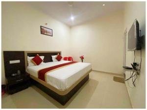 Μια τηλεόραση ή/και κέντρο ψυχαγωγίας στο VNX - HOTEL Nath # PALACE Near Kashi Vishwanath Temple - Free Public Parking and Wifi Facilities - Air Conditioning Room