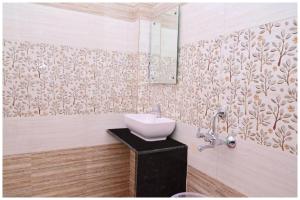 Ένα μπάνιο στο VNX - HOTEL Nath # PALACE Near Kashi Vishwanath Temple - Free Public Parking and Wifi Facilities - Air Conditioning Room