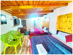 TV a/nebo společenská místnost v ubytování Hotel R-R - Residency Nainital Near Mall Road & Lake - Free Wi-Fi -Restaurant - Best Vacation Stay with Family - Top Rated Hotel In Nainital
