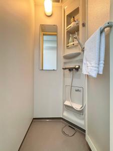 a small bathroom with a sink and a toilet at Home Stroy in Tokyo - 1970 Hotel- 江東区門前仲町 2min walk- 東京屋語 in Tokyo +45 photos