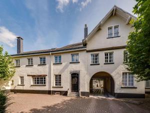 ヴィエルサルムにあるGroup Stay with Spa in Vielsalmの白い大きな玄関