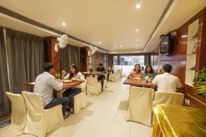 Επισκέπτες που μένουν στο FabHotel Pleasure Inn - Near DB Mall