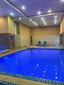 イスラマバードにあるCentaurus Mountain view 2 bedroomのホテルの部屋にある大きなプール