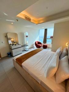 イスラマバードにあるCentaurus Mountain view 2 bedroomの海が見える大きなベッドのある寝室