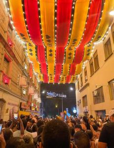 a crowd of people standing in front of a stage at Bau 420 HOSTAL in Cali