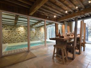 Bazén v ubytování Country Home in Theux with Pool & Sauna nebo v jeho okolí