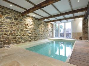 Bazén v ubytování Country Home in Theux with Pool & Sauna nebo v jeho okolí + 26 fotografií