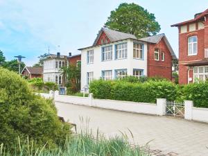 una casa blanca a orillas de un río en Villa Dünenblick Doppelzimmer Seestern, en Timmendorfer Strand
