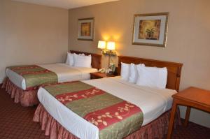 Postel nebo postele na pokoji v ubytování Americas Best Value Inn Crosstimbers