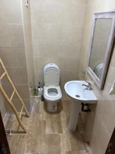 een badkamer met toilet en wastafel bij Tanja Pearl in Tanger +23 foto's