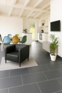 Kuchyň nebo kuchyňský kout v ubytování Dock 61 - tolles Ferienhaus für bis zu 4 Personen mit Kaminofen und Sauna - Haustiere herzlich willkommen, direkt am Wasser gelegen