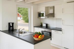 Kuchyň nebo kuchyňský kout v ubytování Dock 61 - tolles Ferienhaus für bis zu 4 Personen mit Kaminofen und Sauna - Haustiere herzlich willkommen, direkt am Wasser gelegen + 21 fotografií