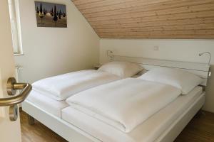 Postel nebo postele na pokoji v ubytování Dock 61 - tolles Ferienhaus für bis zu 4 Personen mit Kaminofen und Sauna - Haustiere herzlich willkommen, direkt am Wasser gelegen