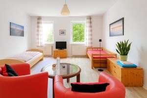Μια τηλεόραση ή/και κέντρο ψυχαγωγίας στο Private Room in 2 rooms flat, 15mins direct U-Bahn to Hbf