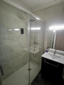 a bathroom with a shower and a sink at Apartamento con vistas a toda la bahia in Puerto de Mazarrón