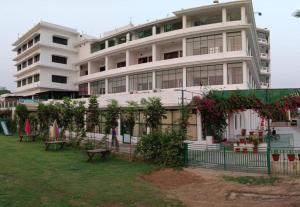 Κήπος έξω από το Mahamaya Palace Hotel & Conference Center