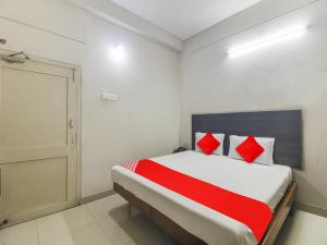 Ένα ή περισσότερα κρεβάτια σε δωμάτιο στο Hotel O Bharat Lodge