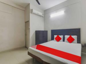 Ένα ή περισσότερα κρεβάτια σε δωμάτιο στο Hotel O Bharat Lodge +37 φωτογραφίες