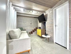 a living room with a couch and a table at Cabaña Show Piscina Lagoa - Camping Carrion in Itu