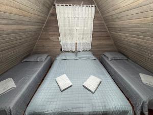a bedroom with two beds in a tent at Cabaña Show Piscina Lagoa - Camping Carrion in Itu +36 photos