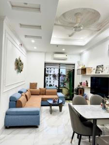 a living room with a couch and a table at Happiest Homestay 2 - Manor Crown Hue in Thôn Trường Giang