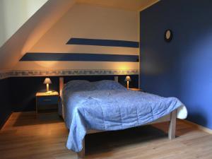 een slaapkamer met een blauw bed en 2 lampen bij Spacious Wellness Stay, Soy in Soy