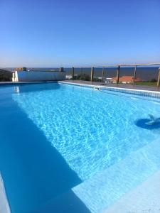 una piscina con el océano al fondo en Catalina Bay Beach Retreat - Dolphin Inn, en Hibberdene