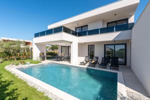 Bazén v ubytování Villa Mattia nebo v jeho okolí