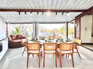 a kitchen and dining room with a table and chairs at Cabaña Show Piscina Lagoa - Camping Carrion in Itu