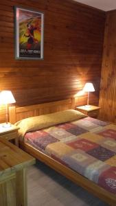 een slaapkamer met een bed en twee lampen op tafels bij Chalet L'Eider in Bolquere Pyrenees 2000