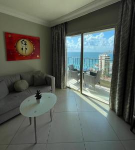 Una sala de estar con un sofá y vista al mar. en President Hotel, en Jounieh 24 fotos más