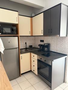 uma cozinha com pia e geladeira em Ilianna's Home Β3 - Marina,Kalamata em Kalamata
