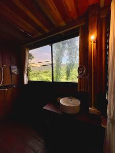 Ένα μπάνιο στο Napahong Treehouse forest camp