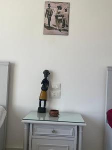 a table in a bedroom with a picture on the wall at Toutankhamon in Luxor