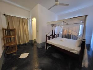 a bedroom with a bunk bed in a room at Hiliki private house in Umbuji