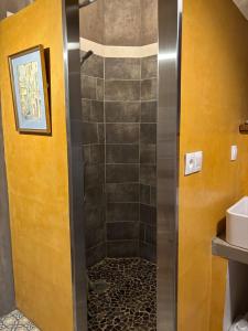 Ένα μπάνιο στο Spacious and peaceful house Les Hauts Prés