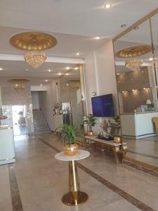 a lobby with a table in the middle of a building at دره الحفر 1 للشقق المخدومه in Hafr Al-Batin +15 photos