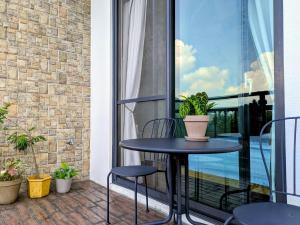 鹿谷郷にあるYun Danの植物のあるバルコニー(黒いテーブルと椅子付) +19枚の写真