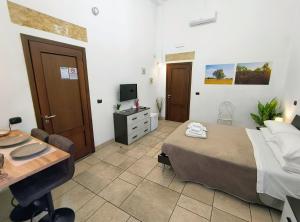 a bedroom with a bed and a desk and a computer at B&B La Sorgente in Brindisi
