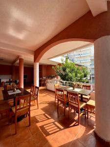 Un restaurant u otro lugar para comer en Guest house, Small beach